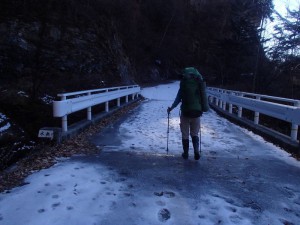 凍結した林道を進む
